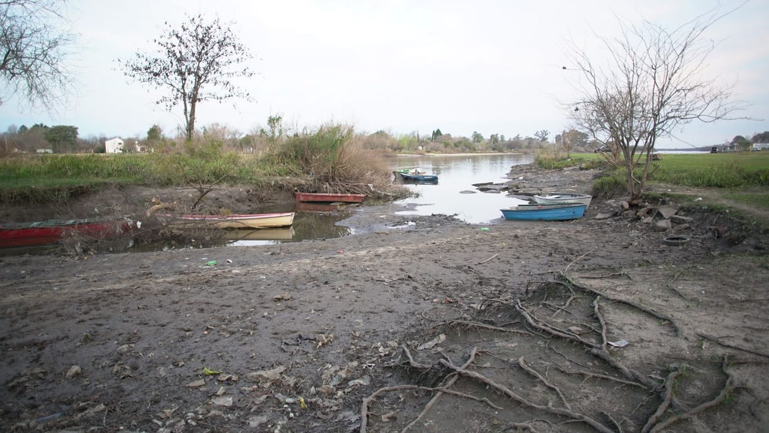 El río bajó a casi medio metro: las impactantes imágenes de hoy y de registros históricos