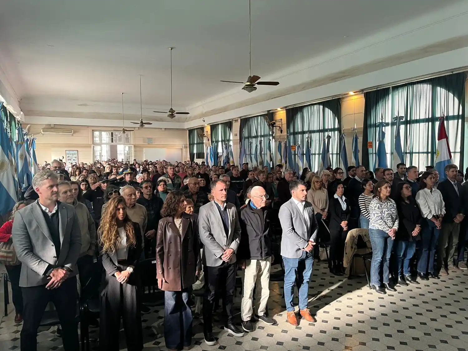 Gran marco de público en el salón de actos de la Escuela "Rosa Turner de Estrugamou". Foto: Sur24