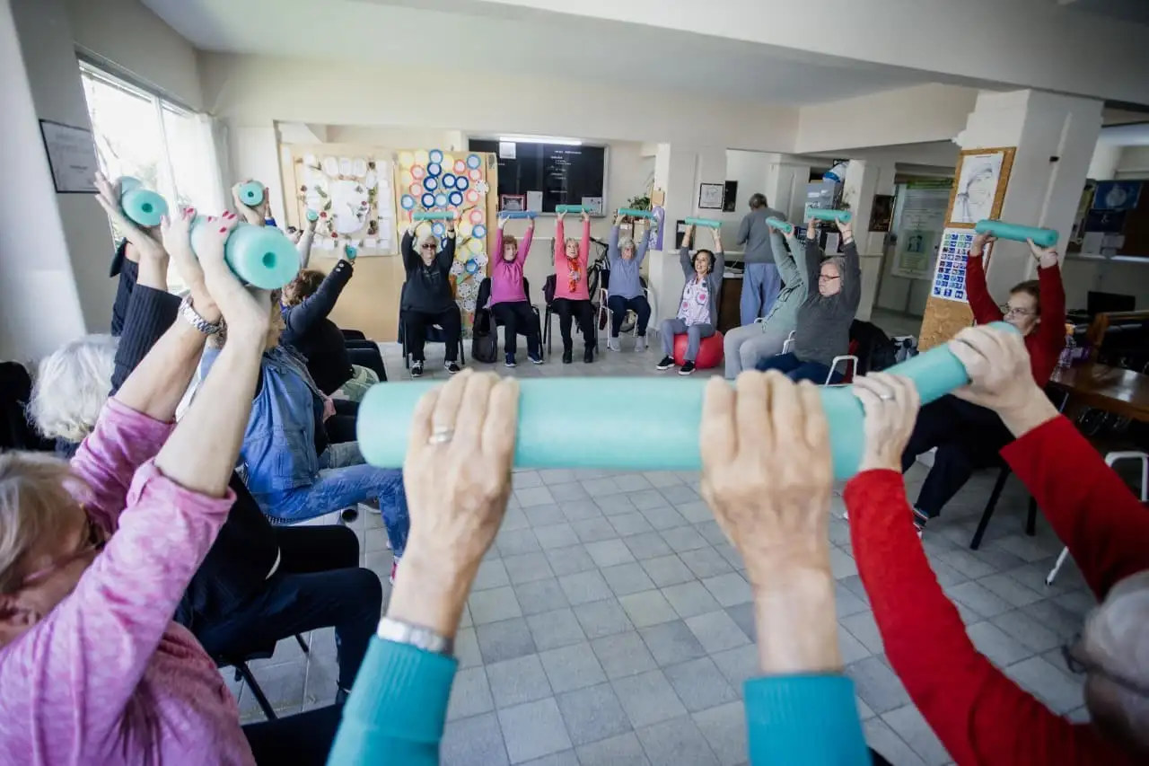 El programa está orientado a la promoción, prevención, asistencia, rehabilitación y reinserción social de personas mayores.