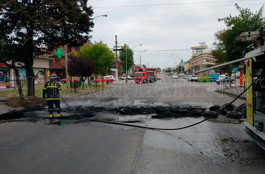 Continúan los escraches a un corralón de Edison y Vertiz: "Estafó y debe hasta un millón de pesos"