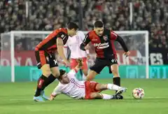 Newell’s festejó ante su gente y es el único líder