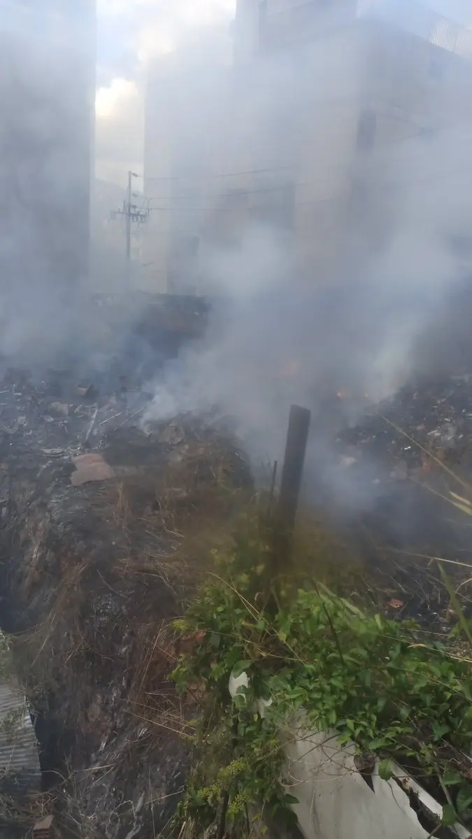 NUBE DE HUMO: incendio en terreno baldío de Petare