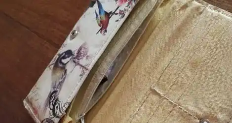 Billetera con documentos