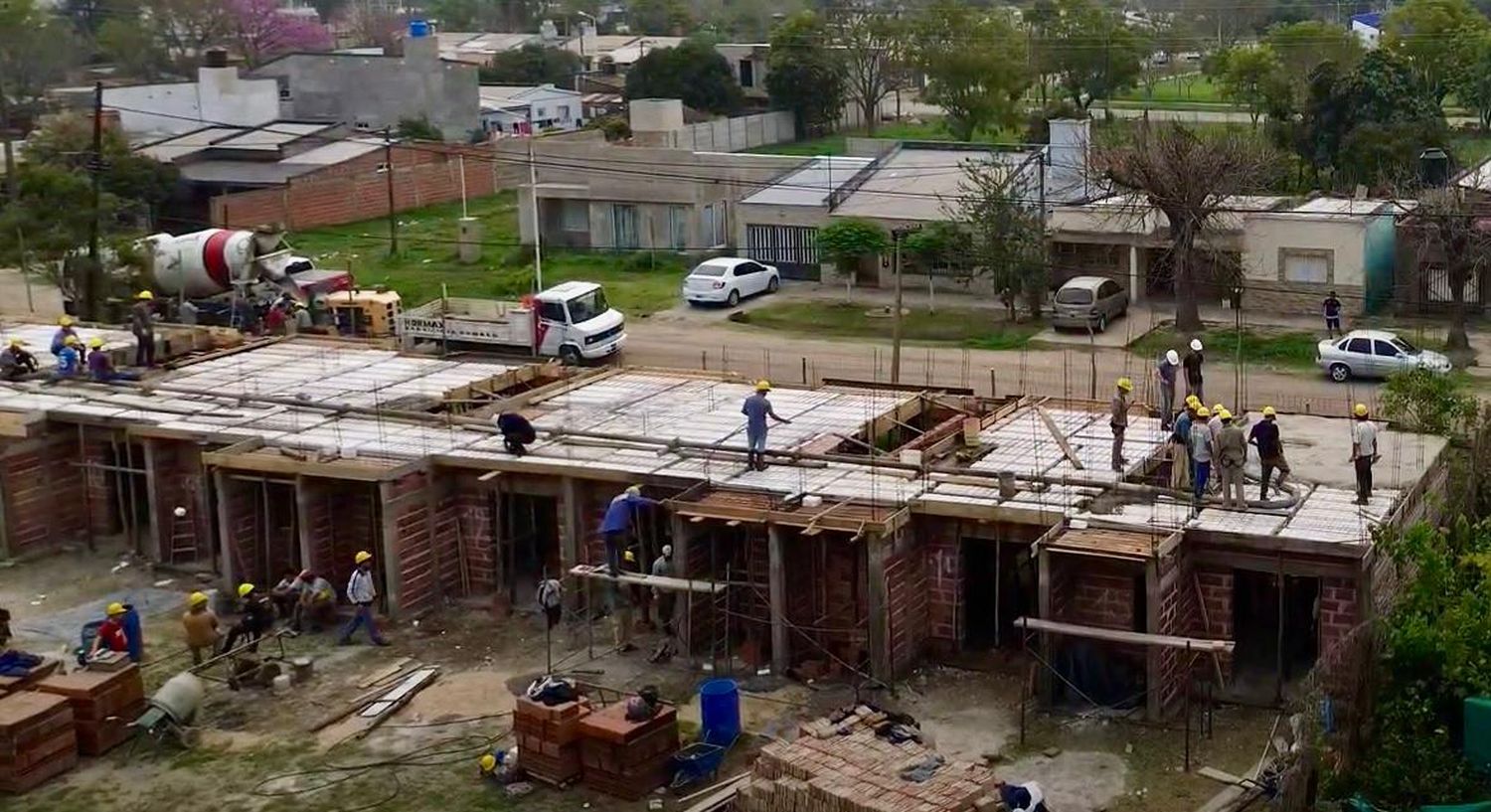 Llenado de una losa de hormigón armado con viguetas pretensadas del programa habitacional “Terminación de 15 Viviendas”.