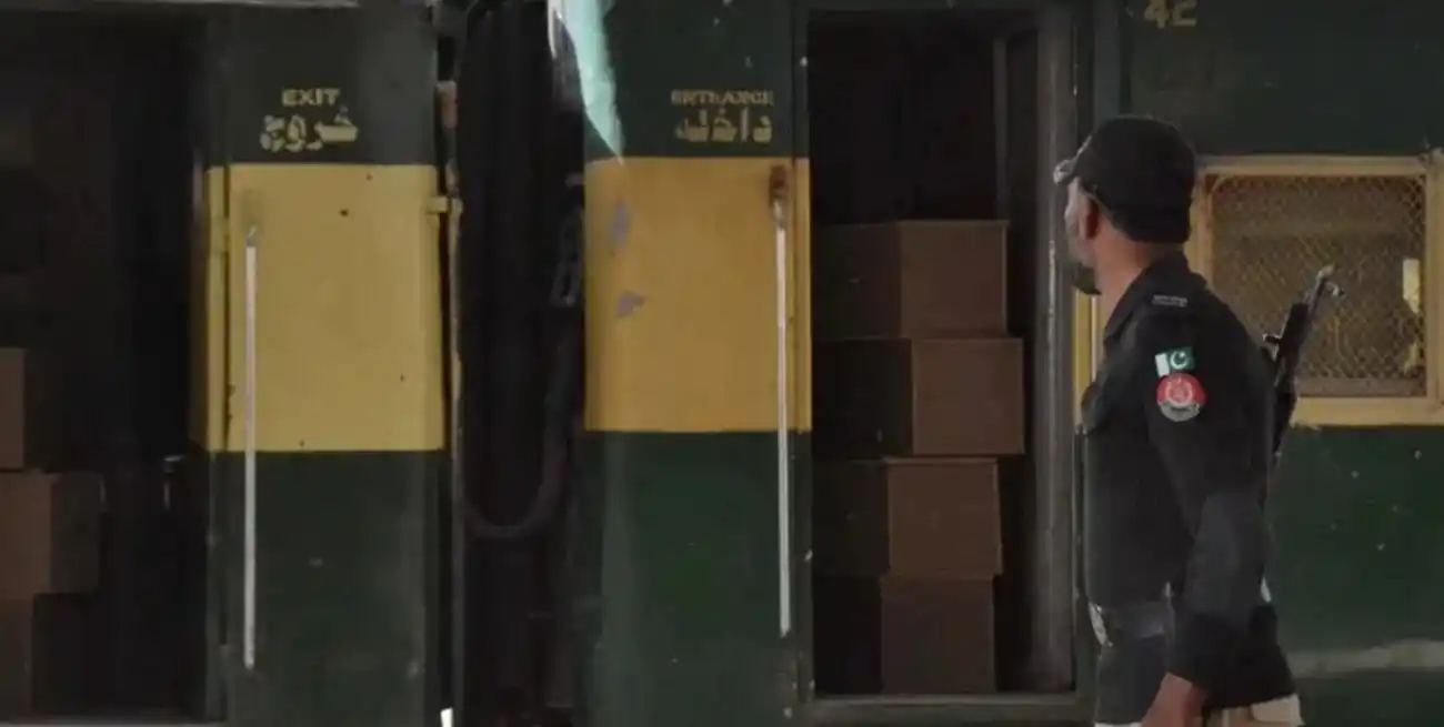 Un soldado pakistaní vigila un tren lleno de ataúdes en Baluchistán. Reuters.