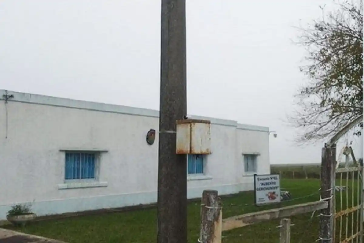 Robaron cables, lámparas y un transformador de alta tensión de una Escuela Rural