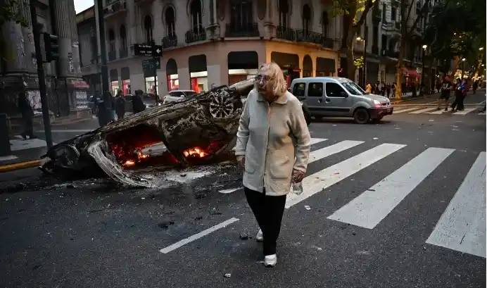 Día de violencia dentro y fuera del Congreso: agredieron a jubilada, hirieron a fotógrafo y hubo cacerolazos