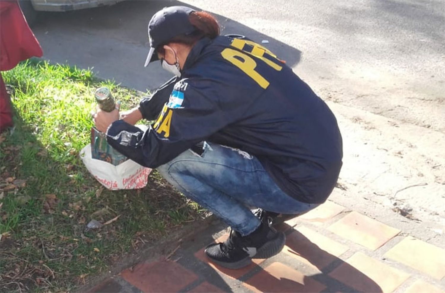 Atraparon a un menor de edad con tres frascos de marihuana