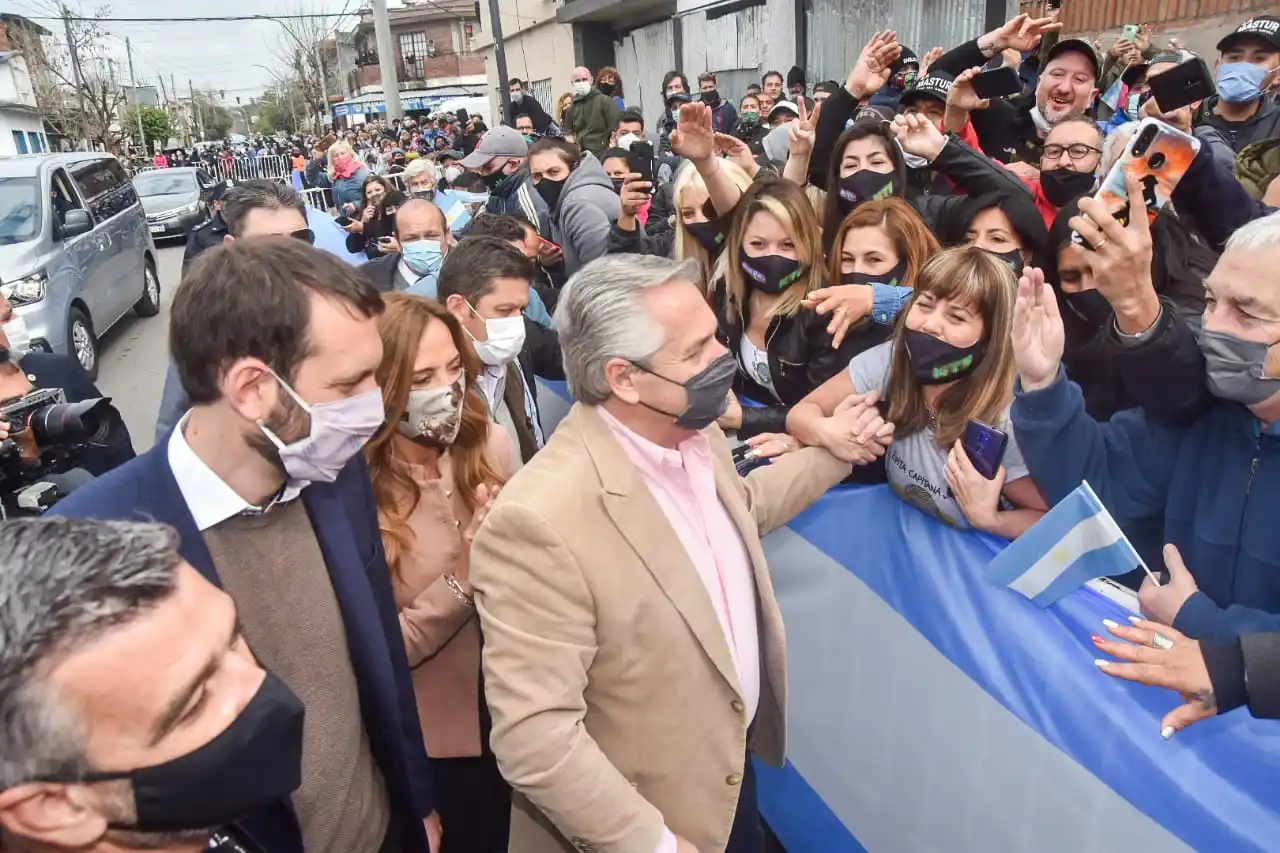 Alberto Fernández recorrió una fábrica de mermeladas en Hurlingham junto a Tolosa Paz