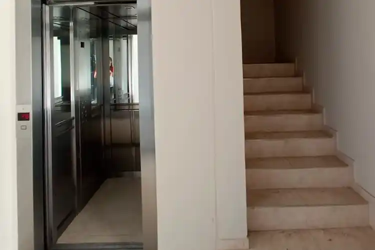 Rescataron a tres personas atrapadas en un ascensor