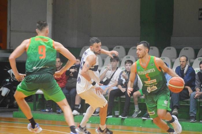 Estudiantes ganó un  partidazo en el �SGigante  Verde⬝ ante Gimnasia 87 a 69