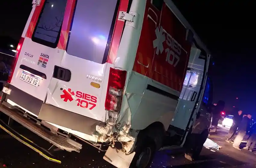 Personal policial y del Sies fueron embestidos mientras trabajaban en un siniestro vial fatal