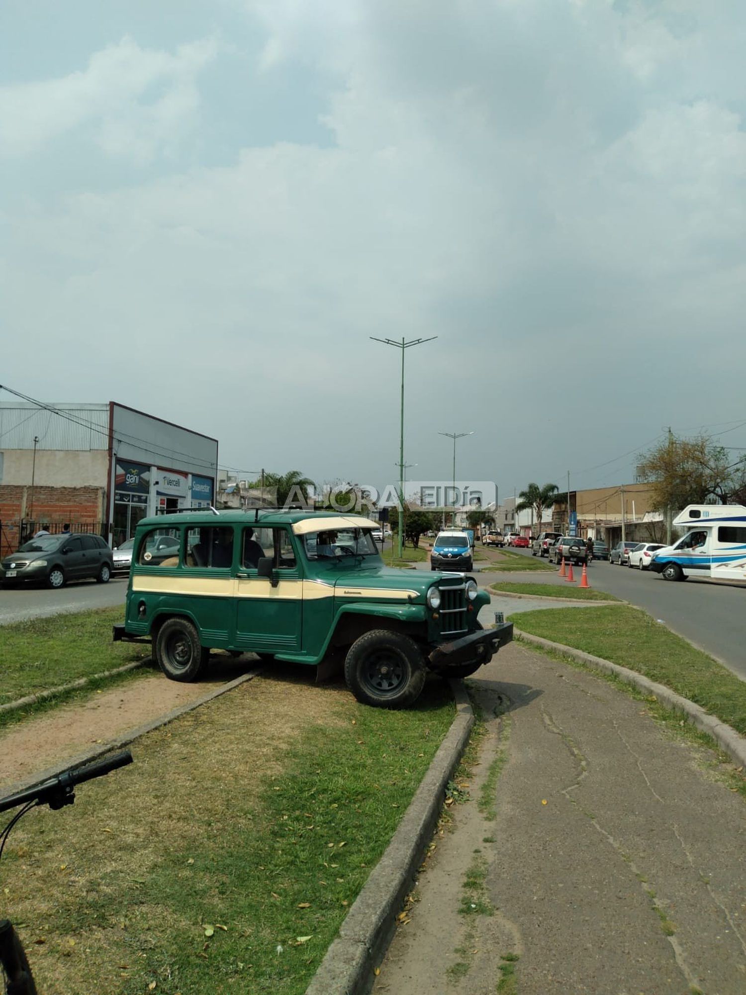 Una Estanciera y un camión de reparto protagonizaron un choque en la Avenida Parque