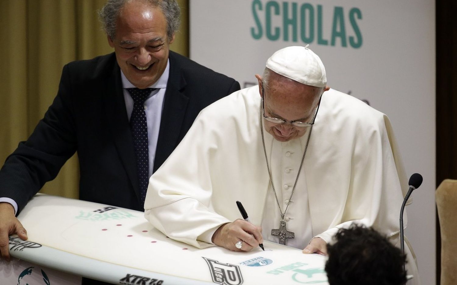 Durante la misa de inauguración del pontificado del Papa Francisco fue convocado para lanzar Scholas Occurrentes internacionalmente