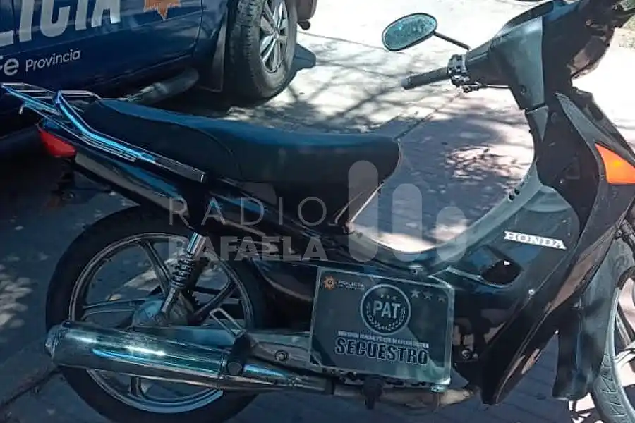 A las vueltas por la ciudad con una moto con pedido de secuestro