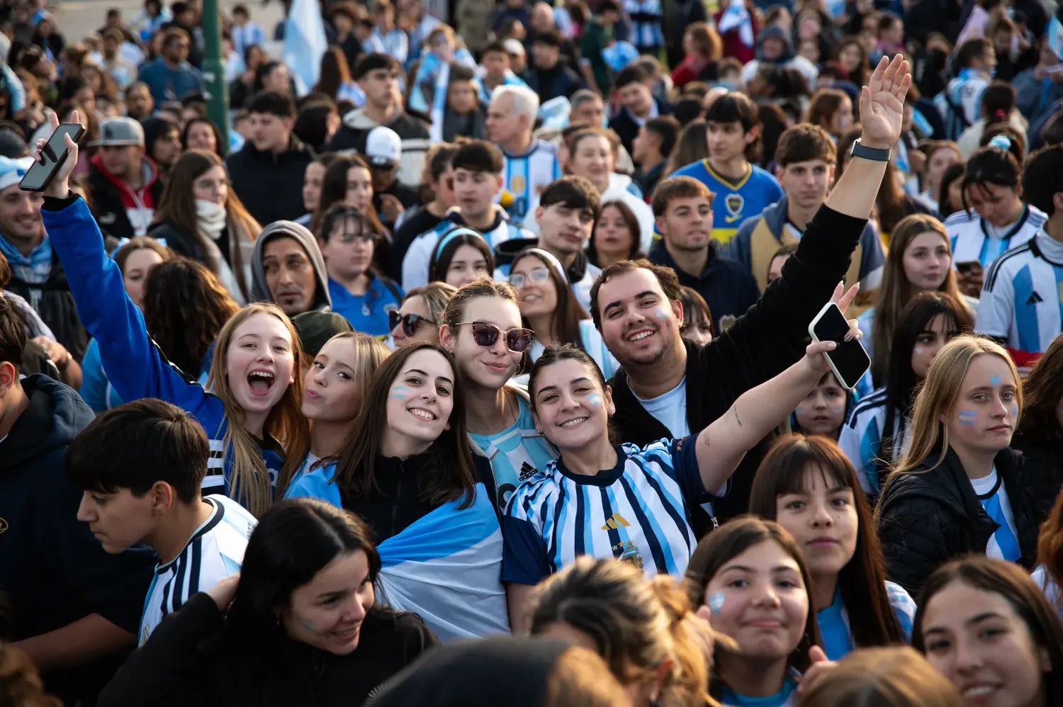 Festejo por el triunfo de Argentina sobre Egipto. Plaza San Martín / FOTOS AGOSTINA ALONSO