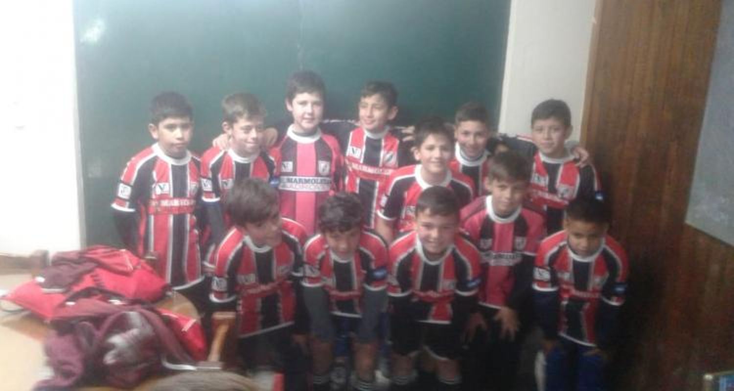 La Liga Infantil le entregó la indumentaria a los dos combinados que la representarán en el Provincial 2007