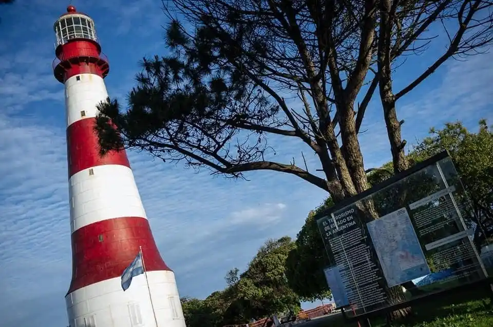 En los terrenos lindantes al Faro de la Memoria funcionó la ESIM (Escuela de Suboficiales de Infantería Marina).