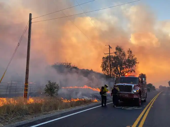 Un voraz incendio forestal en California dejó miles de evacuados