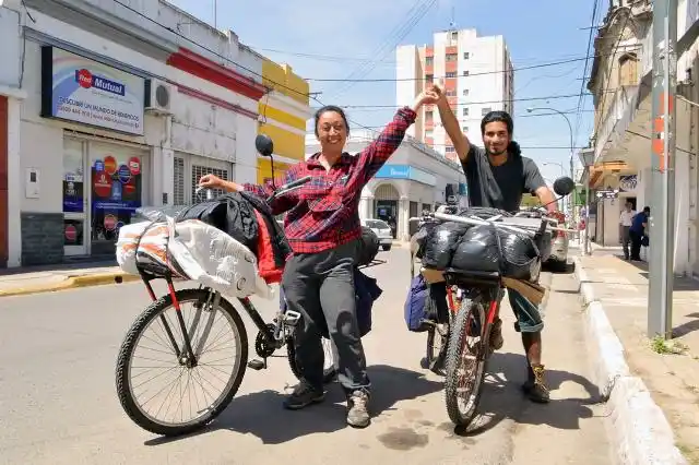 Pareja de chilenos recorre Sudamérica en bicicleta
