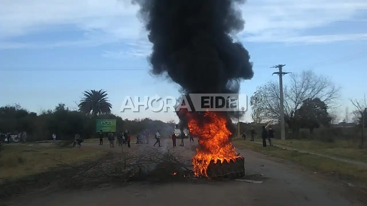 Vecinos del Barrio Toto Irigoyen cortaron el acceso al Ecoparque