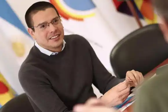 El intendente de La Costa anunció aumento de 144% para municipales: “Somos un municipio progresista”