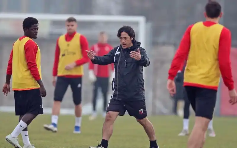 El equipo de Camoranesi se lució con cuatro goles