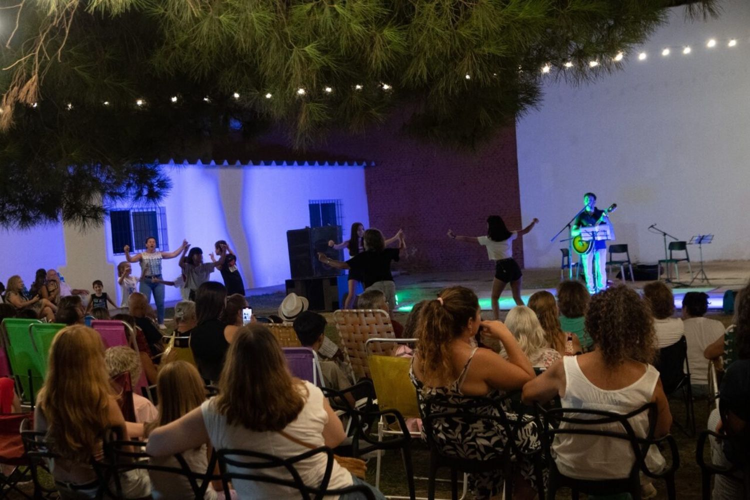 Danza teatro, música y una muestra homenaje en otra noche mágica de “Nuestros Patios Susurran”