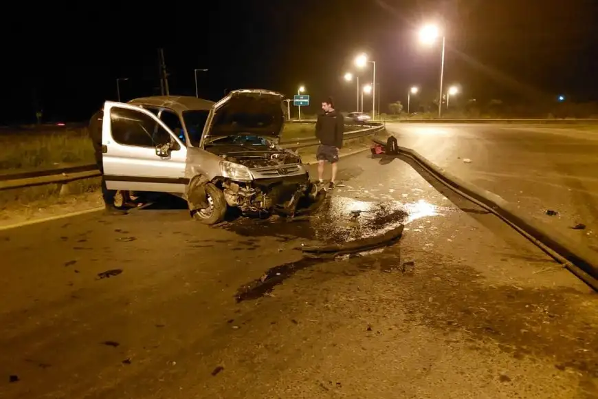 Se distrajo con el celular y destruyó su auto contra el guardarail en la Autovía 14