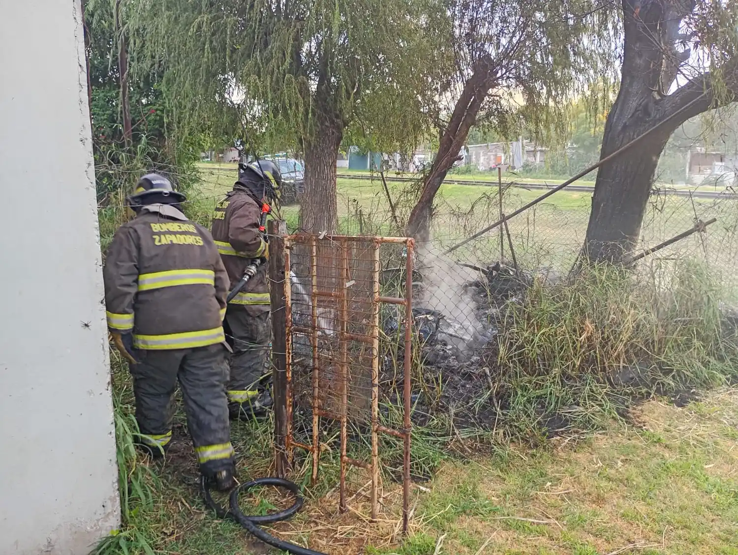 Fuego en el patio de una casa: un montón de pasto y basura ardieron en una tarde calurosa