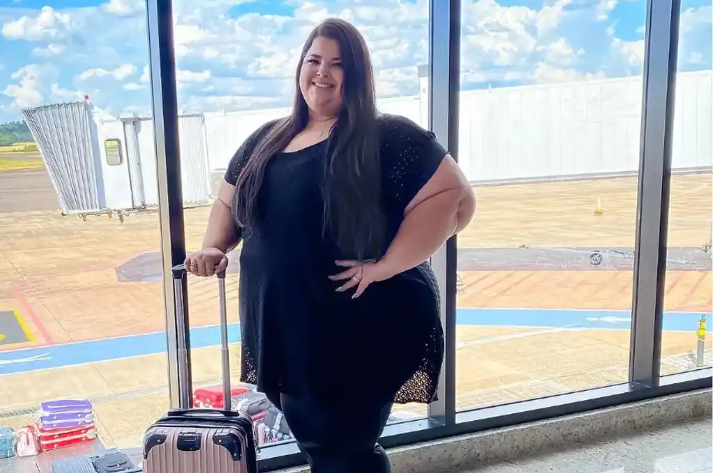 Escándalo: una modelo plus size denunció que no la dejaron viajar en avión por ser “demasiado gorda”