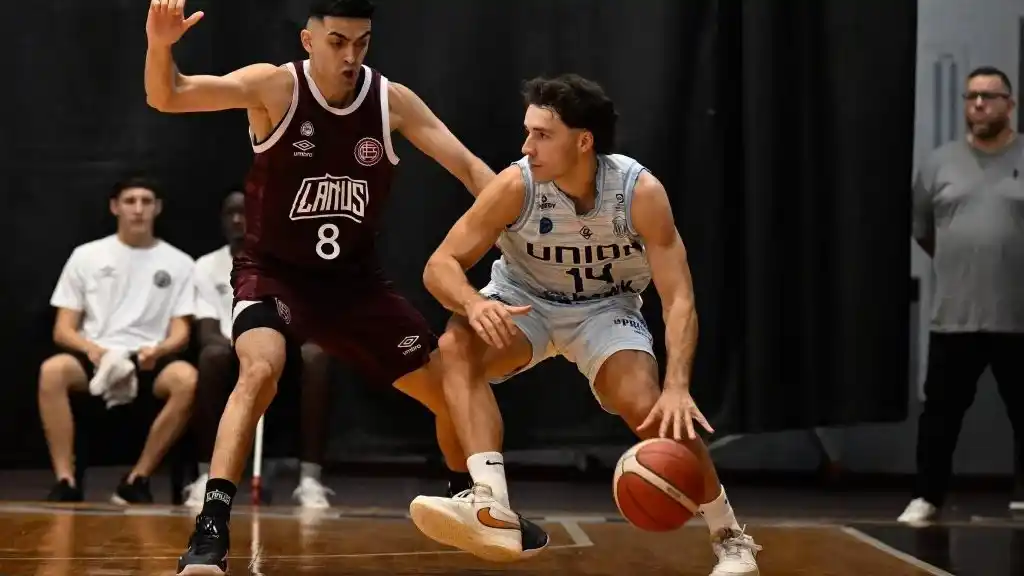Yarza, en acción ante Lanús. (Foto de prensa Lanús).