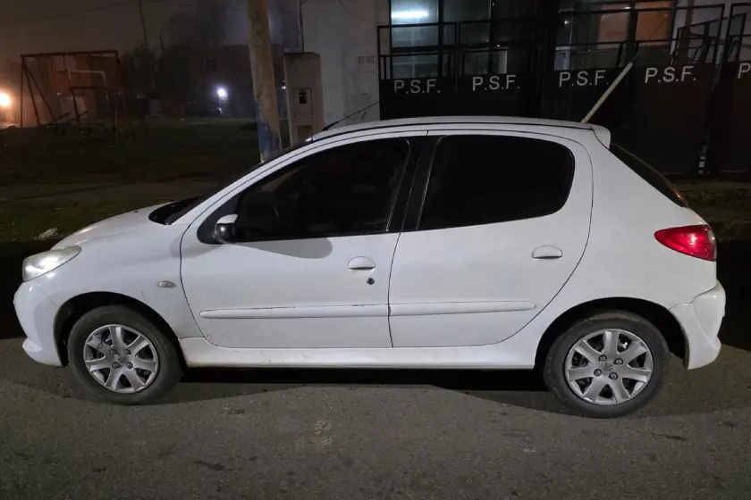 Auto buscado por amenaza a escuela.