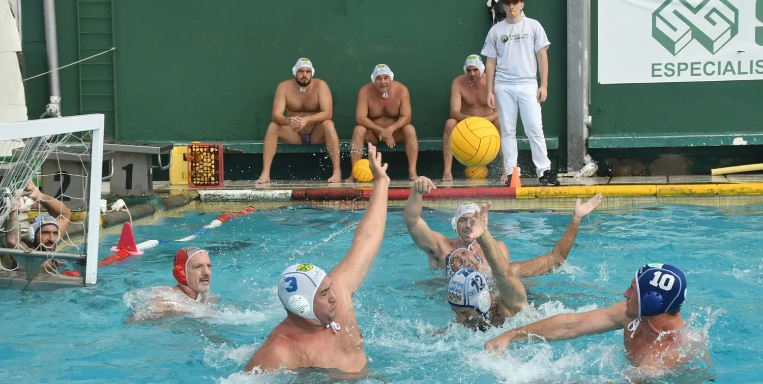 Para el aplauso. Este domingo, en el Club Regatas SF, en la última jornada del torneo Master, se pudo ver a deportistas destacados que rindieron un culto al deporte que congrega a una cantidad enorme de jugadores a lo largo del mundo entero. Crédito: Flavio Raina
