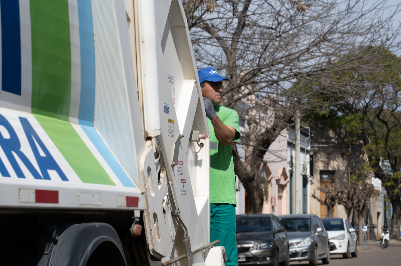 Ashira tiene a su cargo el servicio de recolección de residuos e higiene urbana