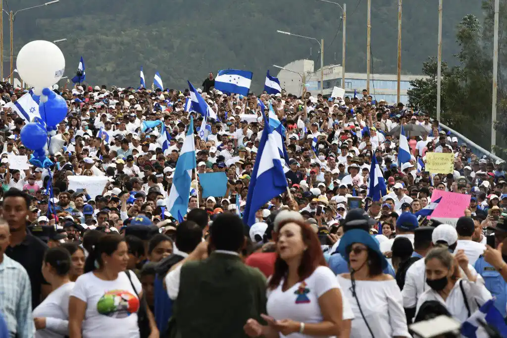 ¡CUALQUIER PARECIDO! Opositores a la presidente de Honduras salen a las calles y seguidores oficialistas no se quedan atrás