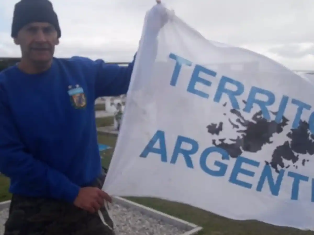 Excombatiente fue detenido en Malvinas por cantar el Himno y mostrar símbolos nacionales