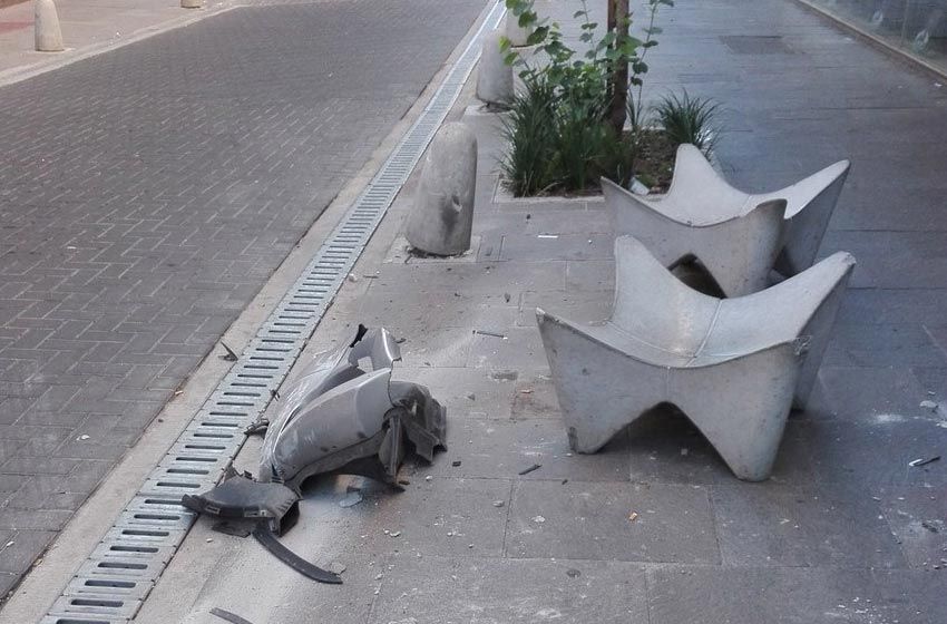 Chocaron parte del nuevo mobiliario urbano en Sarmiento al 700