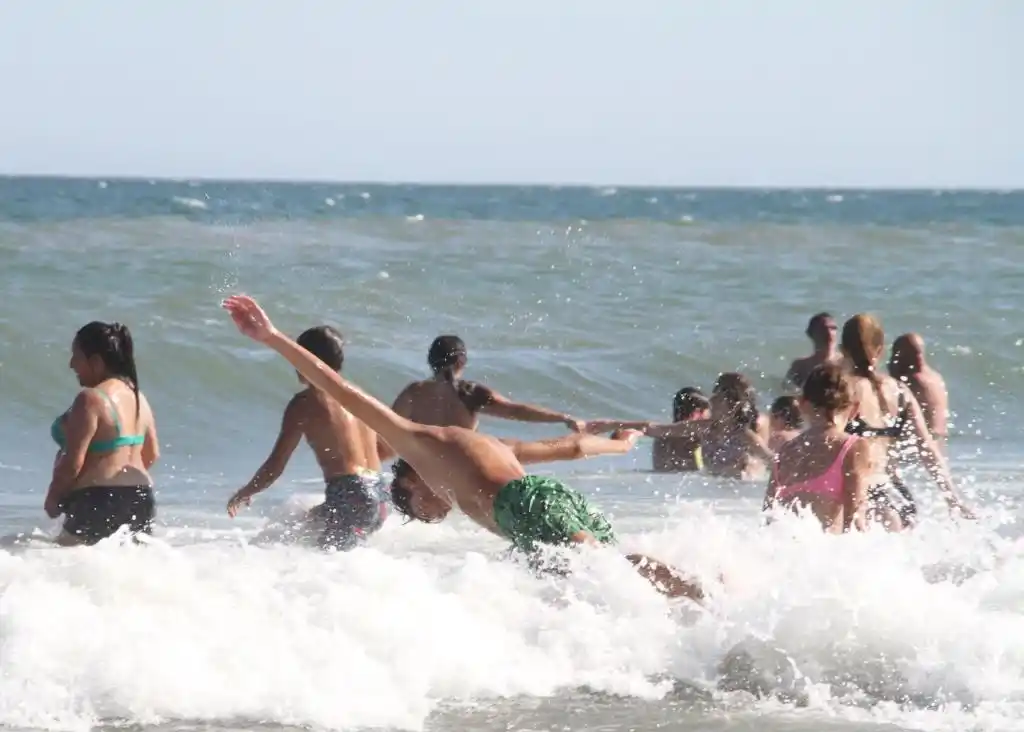 Los veraneantes se refugian del calor en la playa