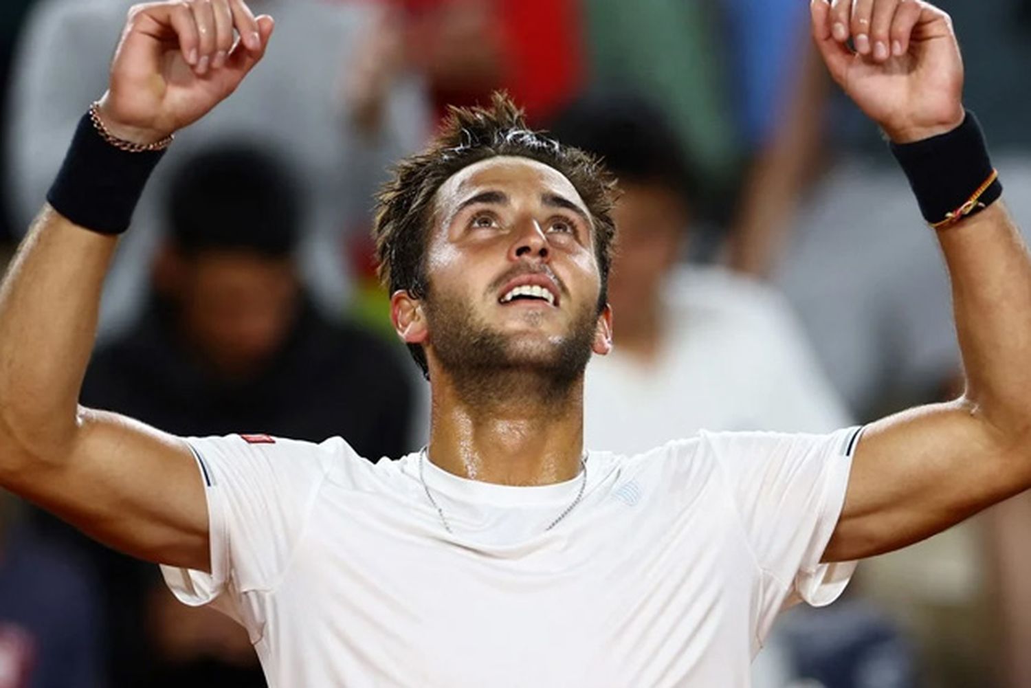 Tomás Etcheverry ganó en Roland Garros: barrió en tres sets al japonés Yoshihito Nishioka y avanzó a cuartos de final