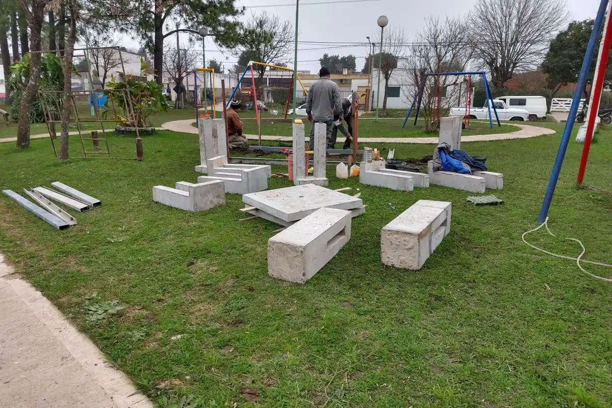 Más mesas, bancos y reposeras de hormigón en espacios públicos