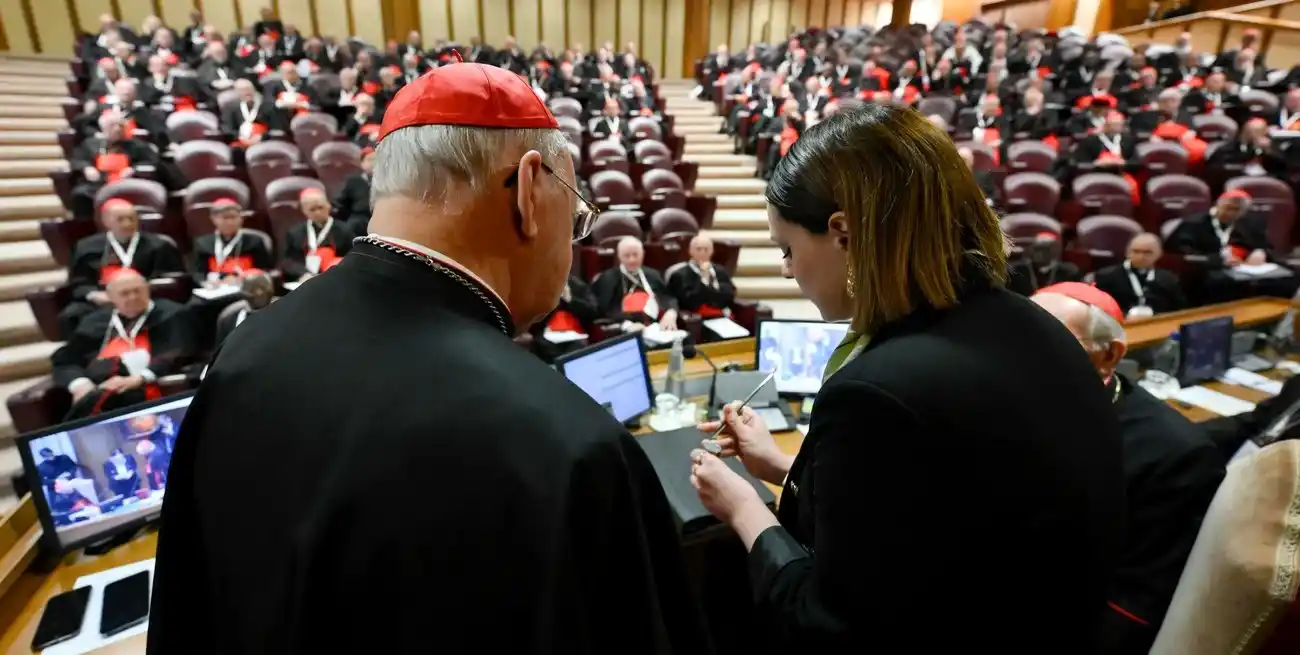 Esta acción, realizada por el camarlengo Kevin Farrell, es parte del protocolo establecido en la constitución apostólica Universi Dominici Gregis de 1996.