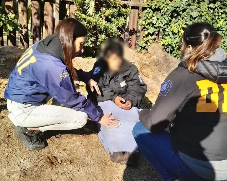 La mujer fue hallada por los efectivos abajo de una estructura de cemento, cubierta con una manta