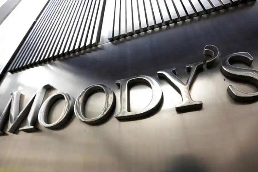 Moody's afirmó que las medidas de Caputo "son un paso firme", pero alertó por la "reacción social"