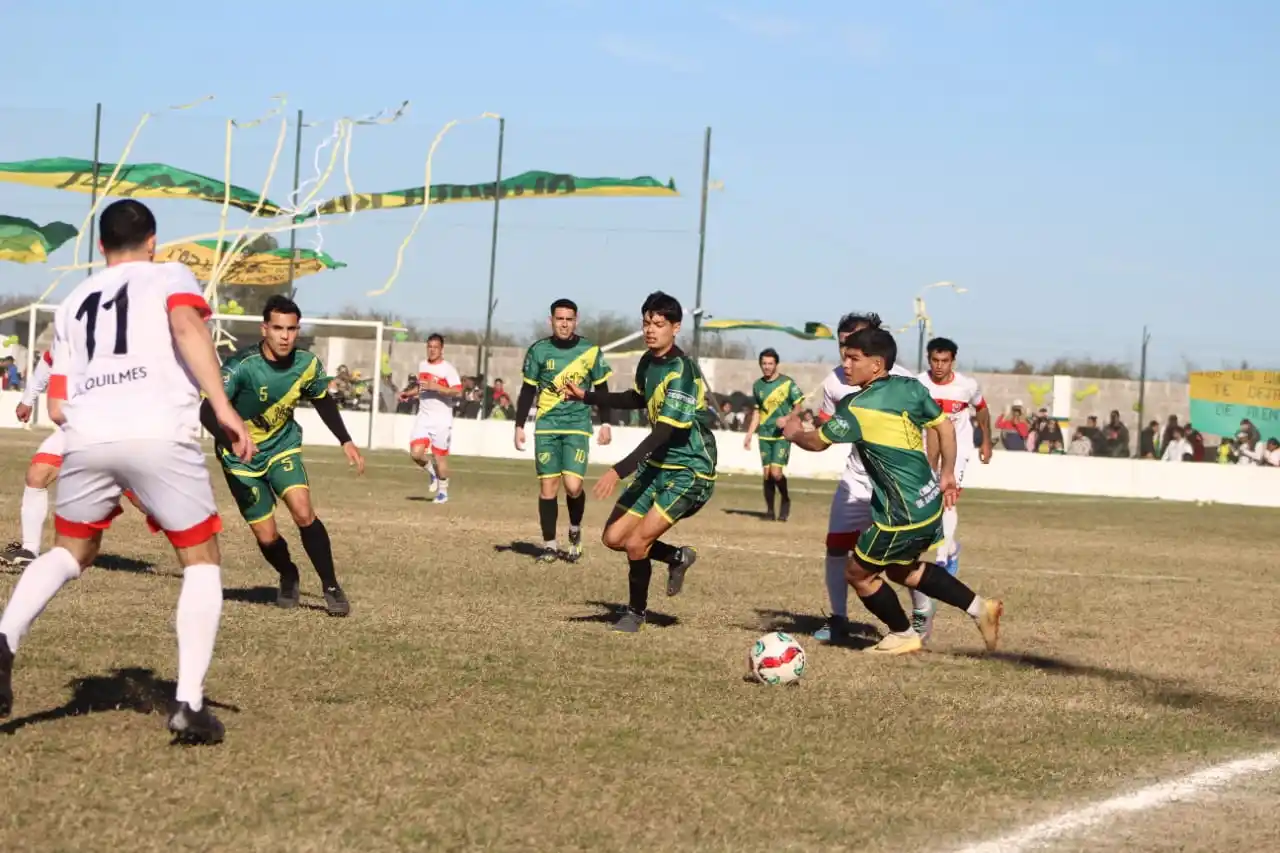 Luchado, trabado y con pocas opciones de gol fue el clásico entre Urquiza y Quilmes. El auriverde estuvo un poco más cerca pero le alcanzó y el empate de 0-0 otorgó un punto para cada equipo con sabor a nada.