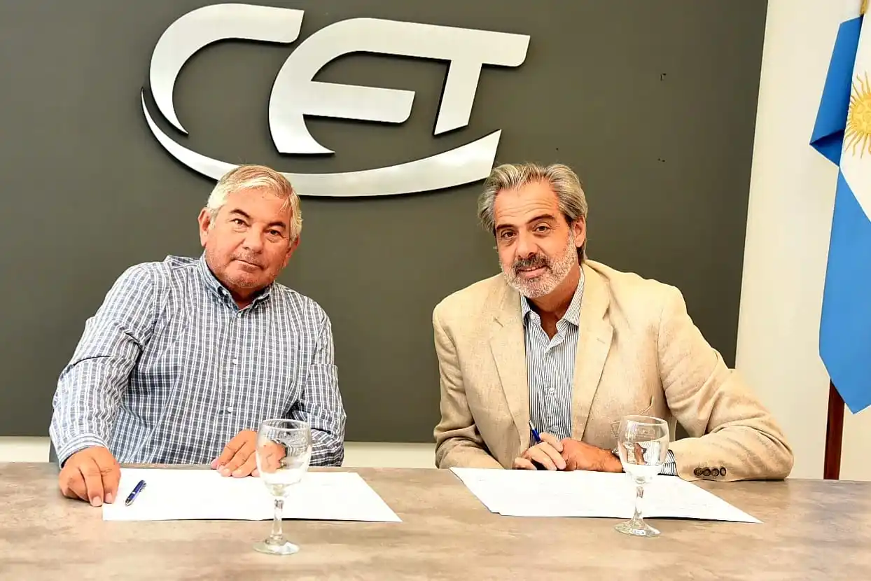 Guillermo Cravea y Esteban Sarabia, presidentes de la Cámara Empresaria y del Clúster Tecnológico, en la firma de un convenio marco de trabajo conjunto.