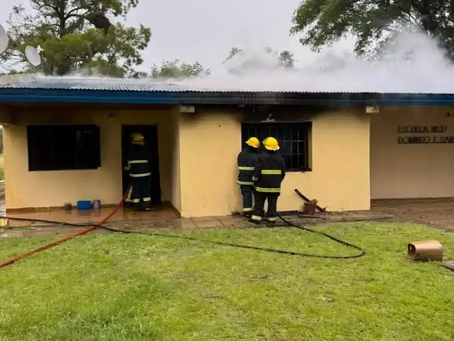 Lamentable historia: Forzaron el ingreso y prendieron fuego una escuela