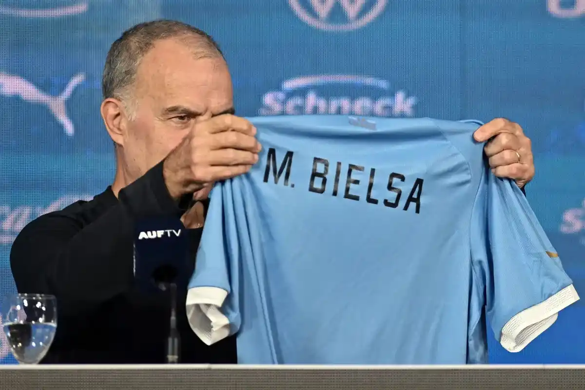 "No tuvieron que convencerme", dijo Bielsa al ser presentado como seleccionador de Uruguay
