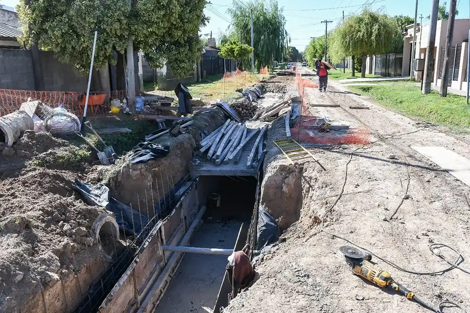 Obras de saneamiento: Realizan trabajos hidráulicos en el barrio Escribano