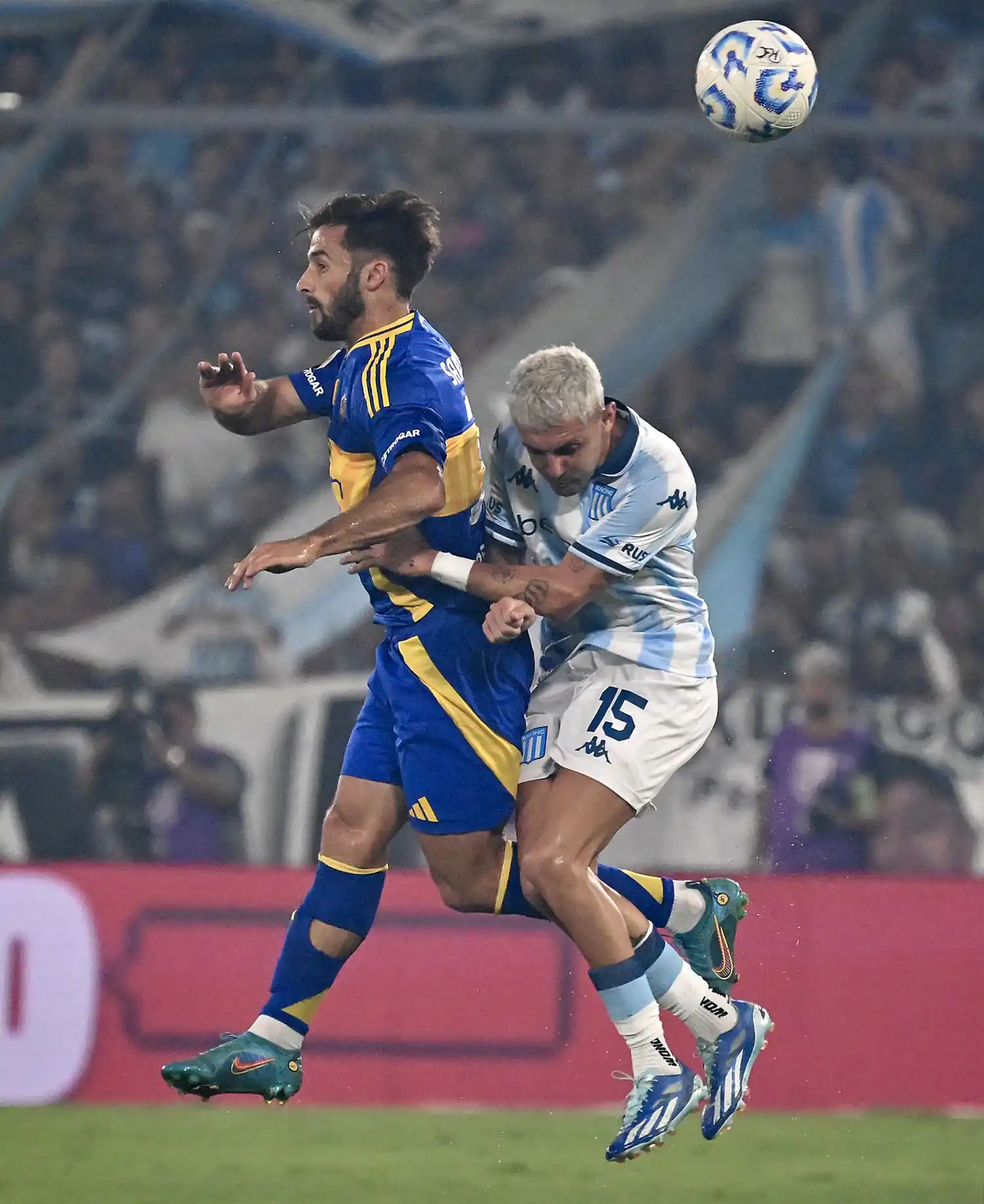 Saracchi, en lucha con Martirena, de Racing. El uruguayo de Boca viene siendo titular en su equipo.